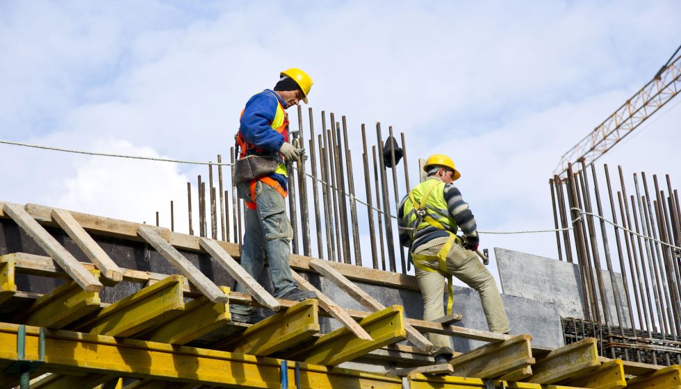 trabajadores-examinando-obra2